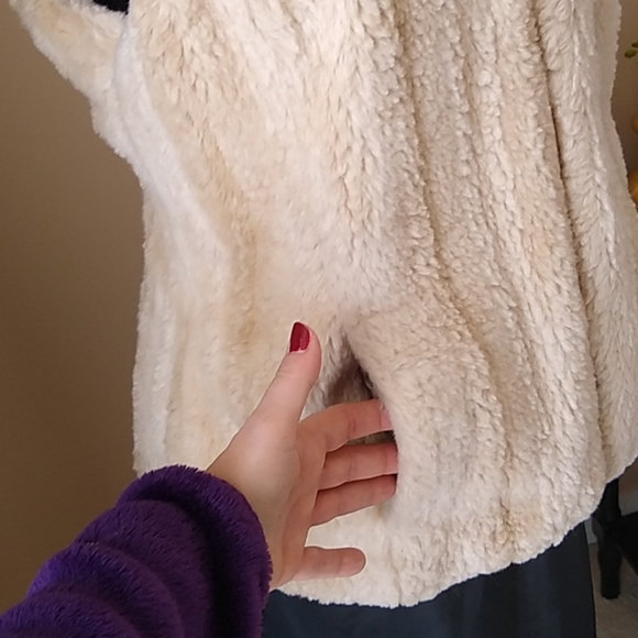 KRISTEN BLAKE Cream Color Reversible Faux Fur Vest - Picture 5 of 11